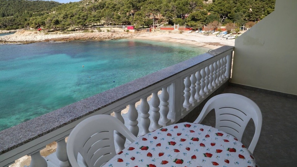 Milna Apartment | One bedroom apartment with terrace and sea view Milna, Hvar (A-12244-a)