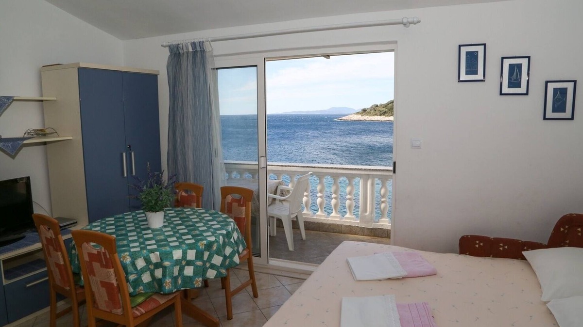 Milna Apartment | One bedroom apartment with terrace and sea view Milna, Hvar (A-12244-b)
