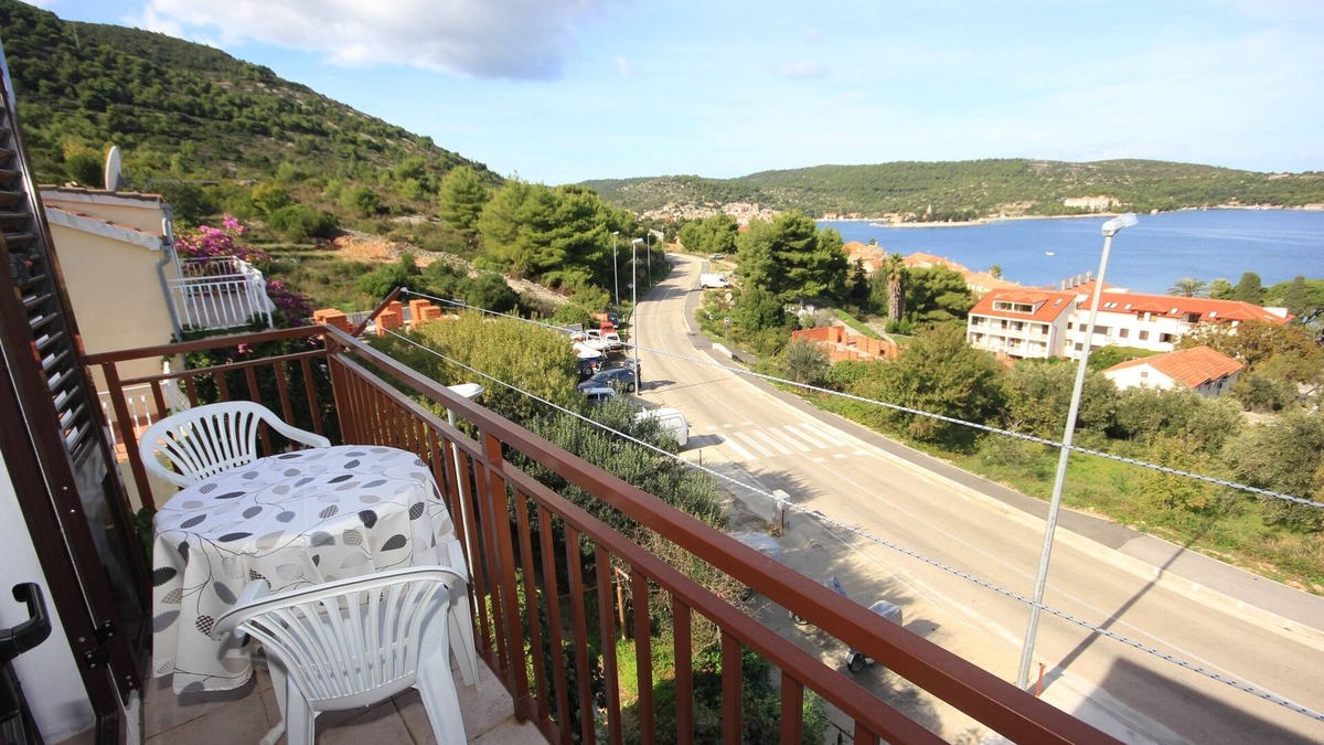 Vis Apartment | One bedroom apartment with balcony and sea view Vis (A-8448-b)