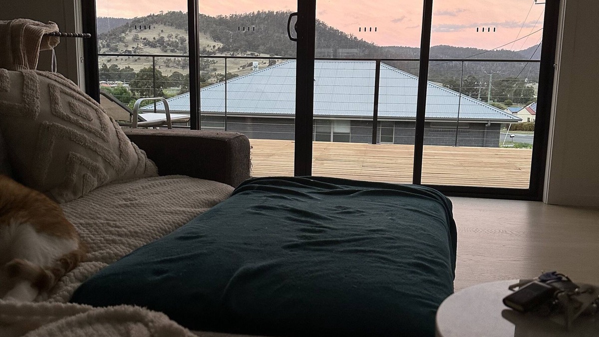Bagdad House | One bedroom, bathroom and office available in a quiet country house with a cat.