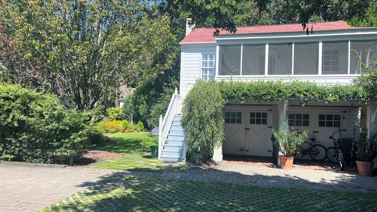 Morehead City Apartment | One Bedroom Carriage House- 131 Craven Streetn300 feet from Beaufort Waterfront
