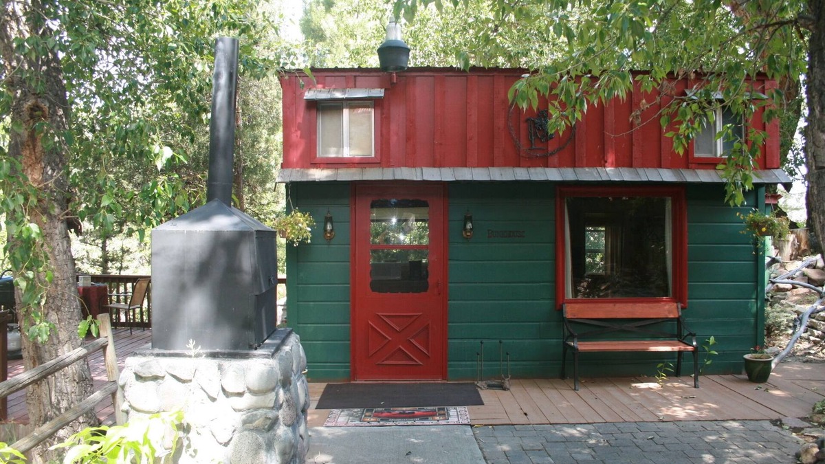 Wapiti Cabin | One Bedroom Creekside Cabin located half way between Yellowstone NP and Cody