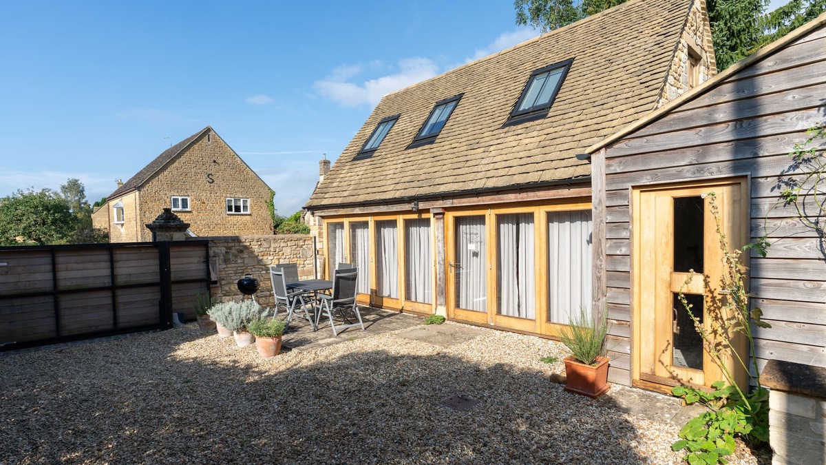 Little Rissington Cottage | One Bedroom Dog Friendly Cotswold Holiday Cottage - The Cottage at Robins Roost