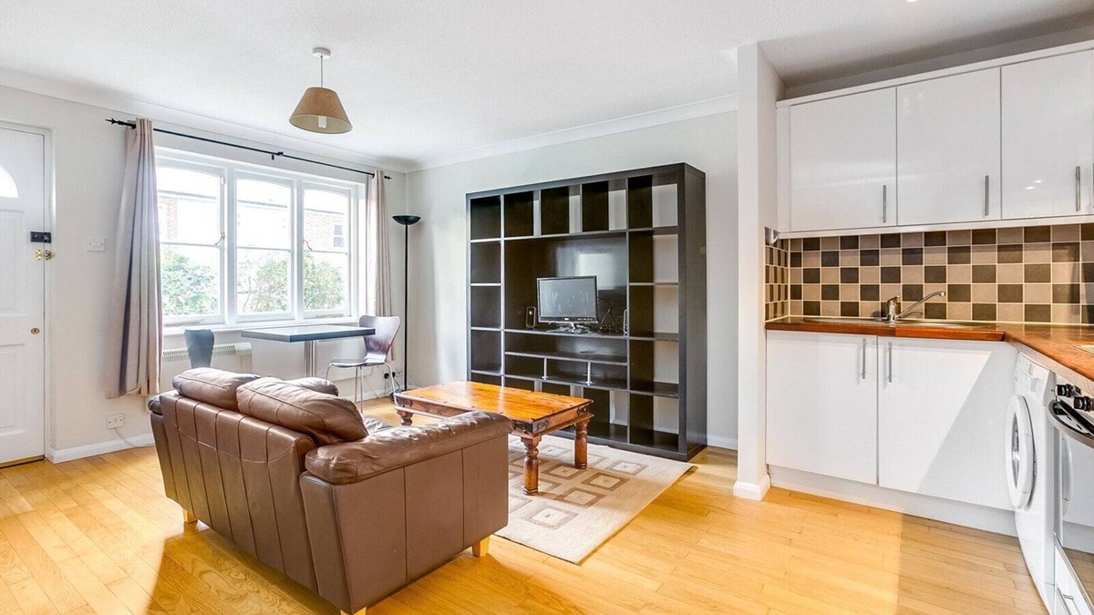 Ravenscourt Park Apartment | One Bedroom Flat Chiswick by River with Parking
