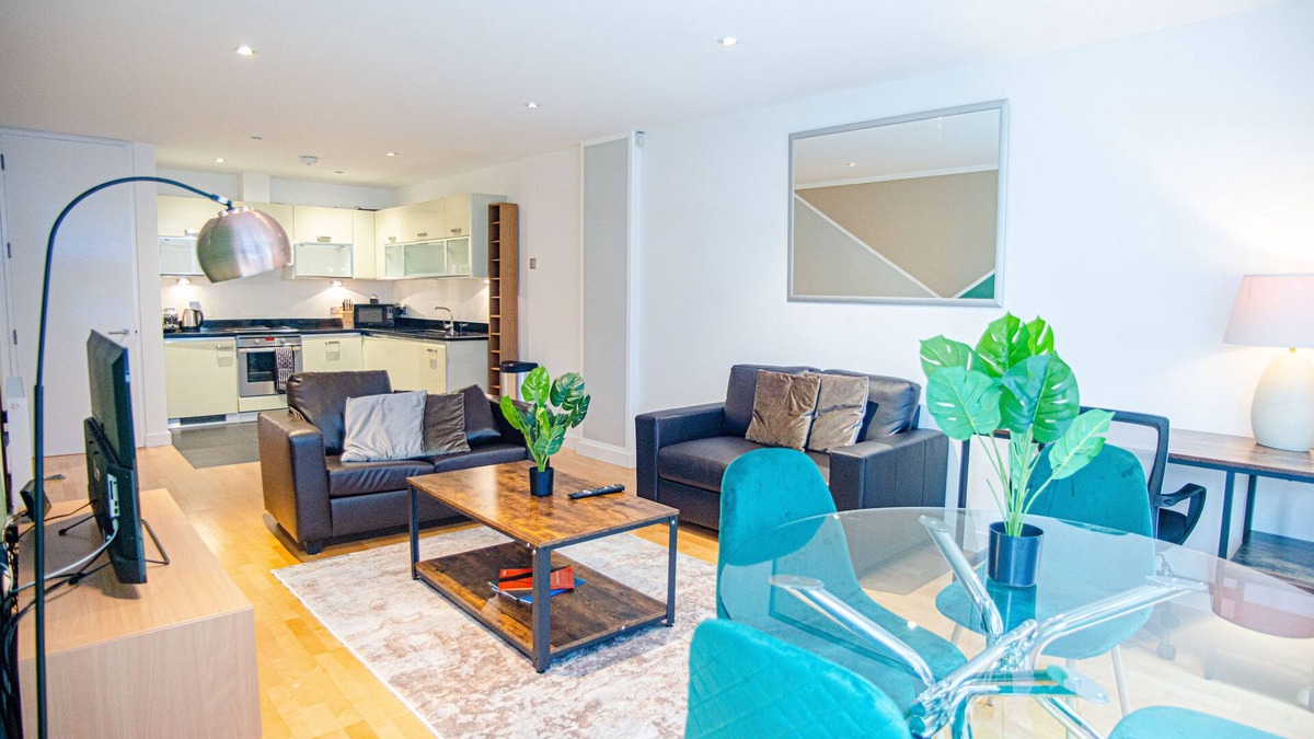 Farringdon Apartment | One Bedroom Flat in Farringdon with Balcony by MySquare