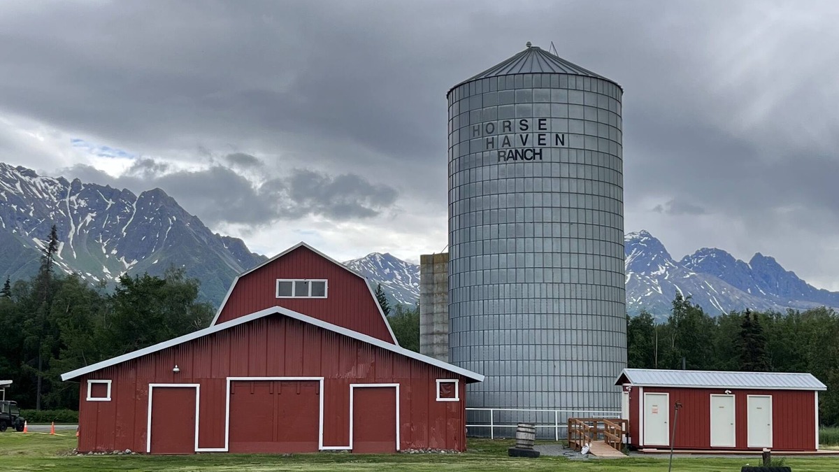 Butte Other | One bedroom getaway w/hot tub and pool access - A hidden gem in Palmer, Alaska