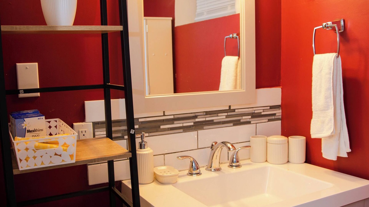 East Kildonan House | One-bedroom guest suite with private entry