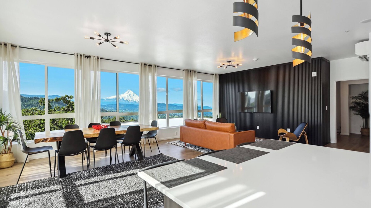 White Salmon Apartment | One-bedroom honeymoon penthouse, Mt Hood views, downtown White Salmon, suite 16