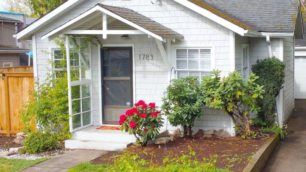 South Central House | One Bedroom House in Desirable Bush Park location