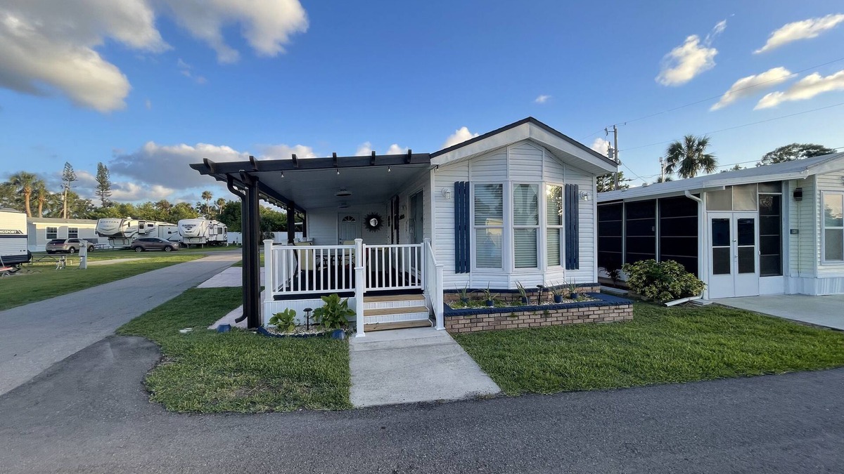 North Fort Myers Cottage | One Bedroom/One Bathroom Lighthouse Cottage