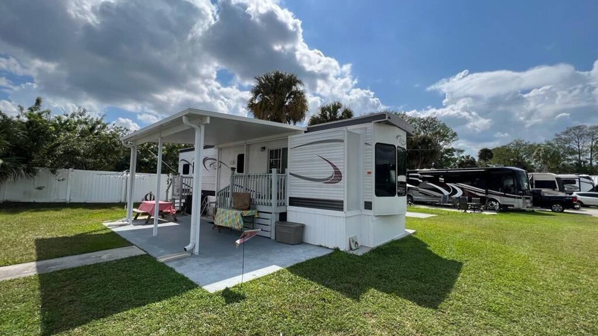 North Fort Myers Cottage | One Bedroom/One Bathroom Chic Chalet