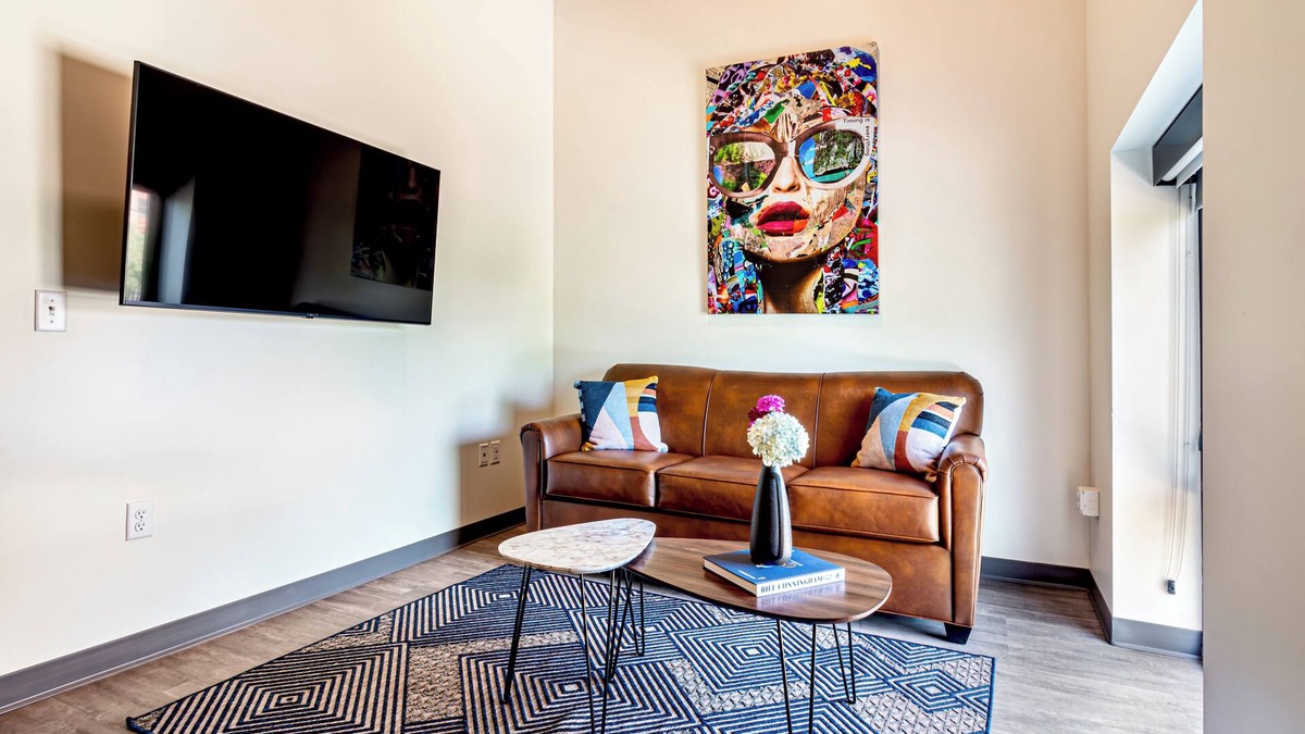 Madison House | One Bedroom Queen in the heart of downtown.