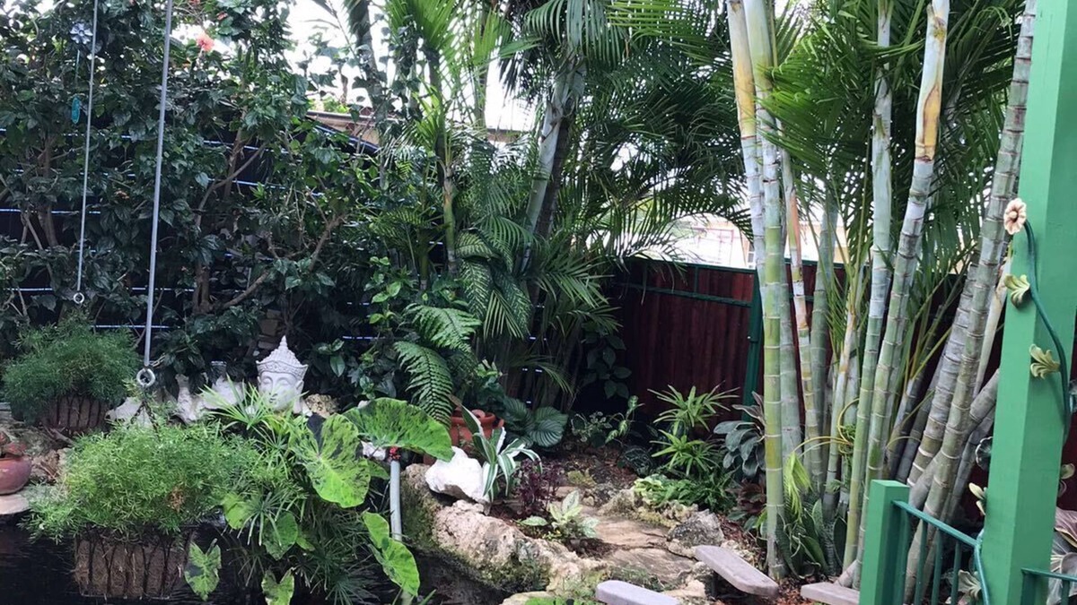Marine Gardens Cottage | One bedroom self contained cottage