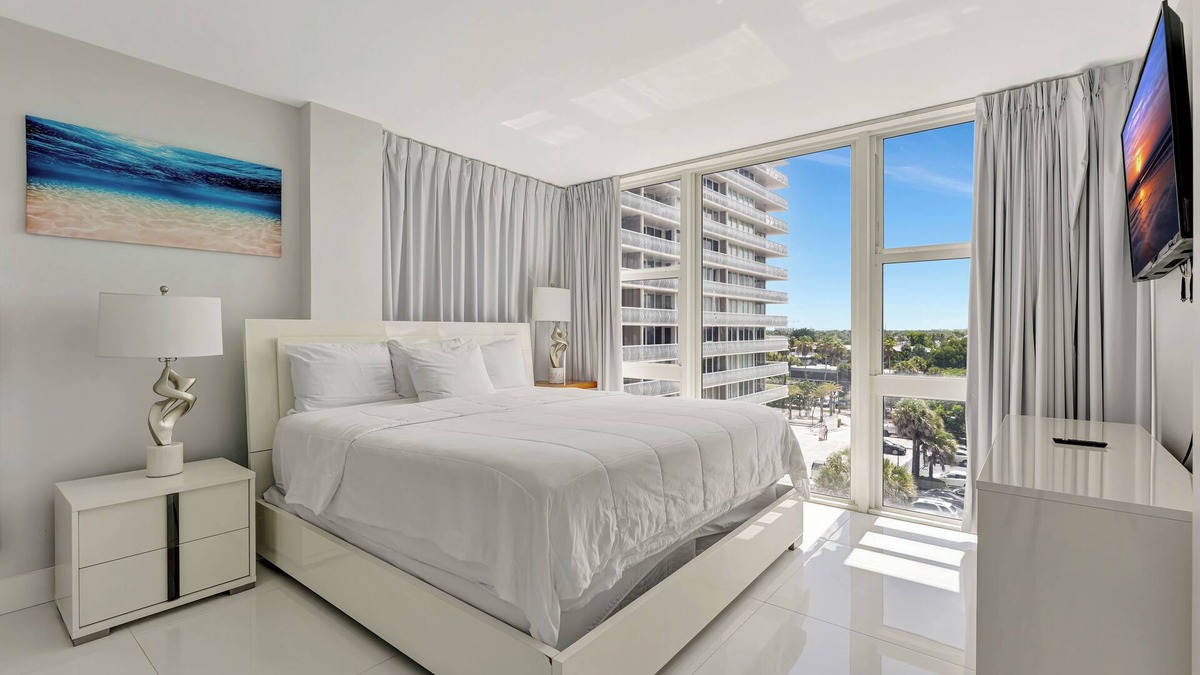 Galt Mile Apartment | One-Bedroom Suite Ocean Property