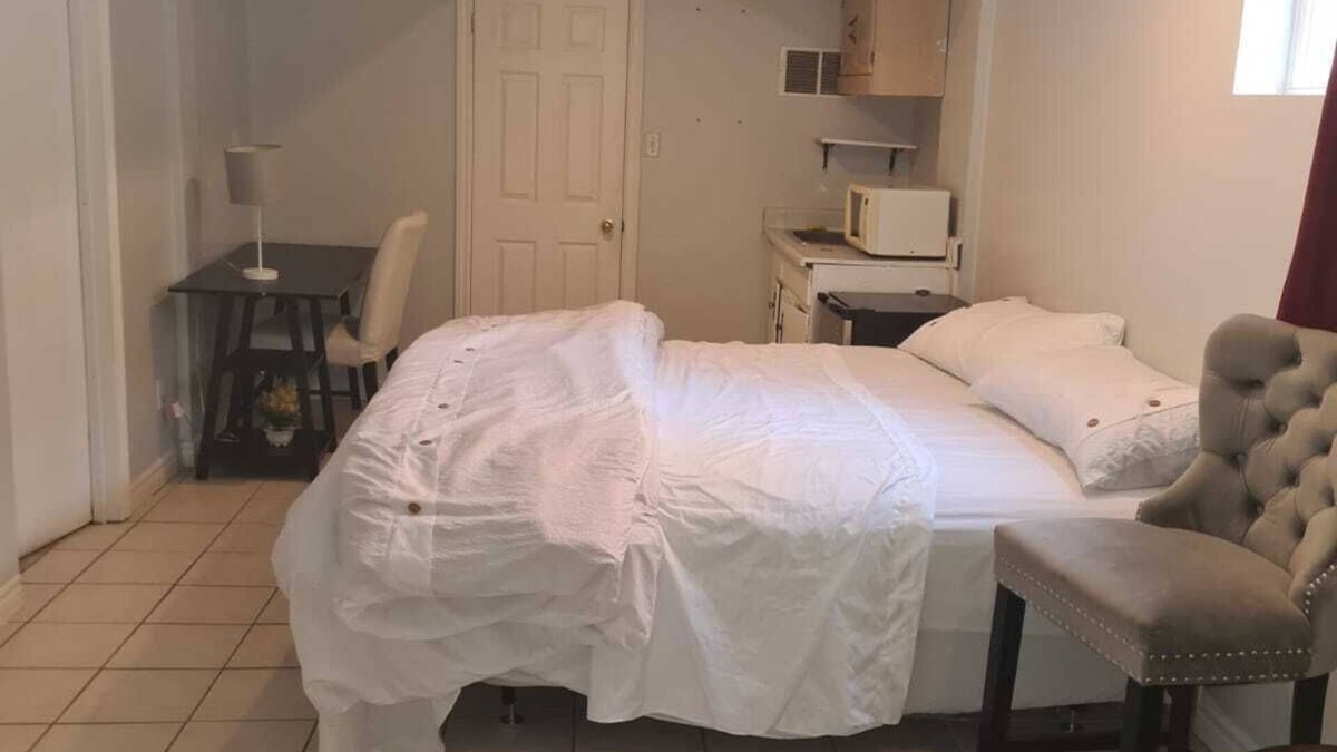Hurontario House | One Bedroom Suite Basement Apartment with private Toilet