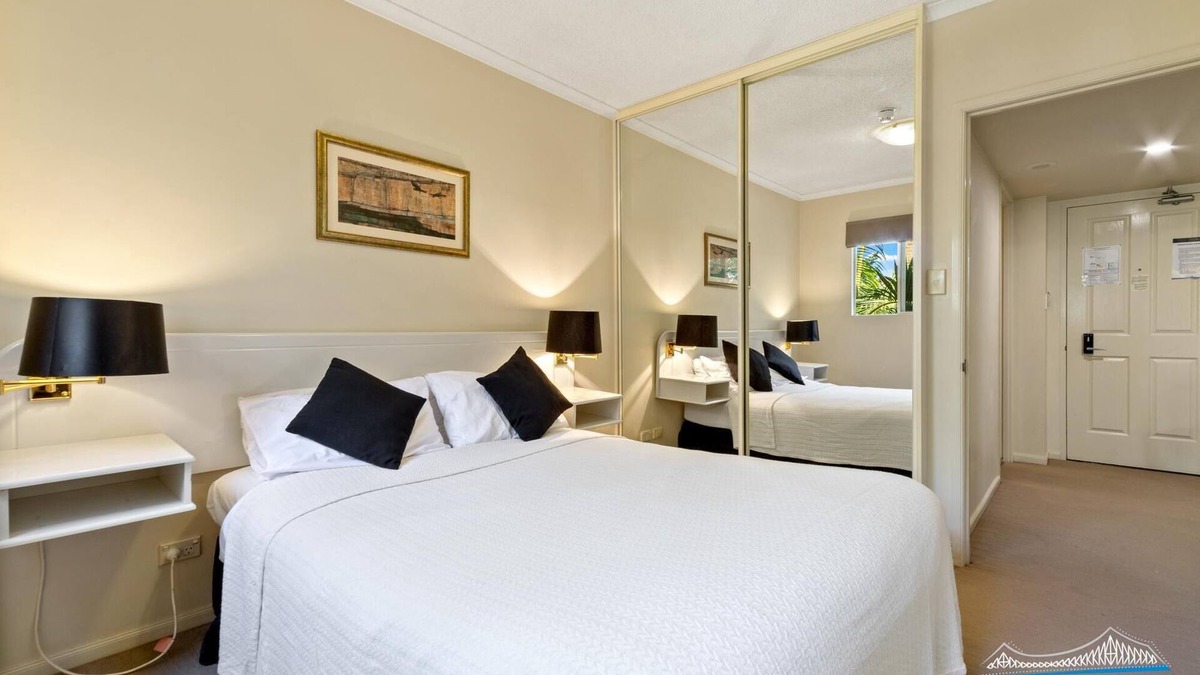 Kangaroo Point Apartment | One Bedroom Unit in the Heart of Kangaroo Point, Walk to Ferries & Restaurants