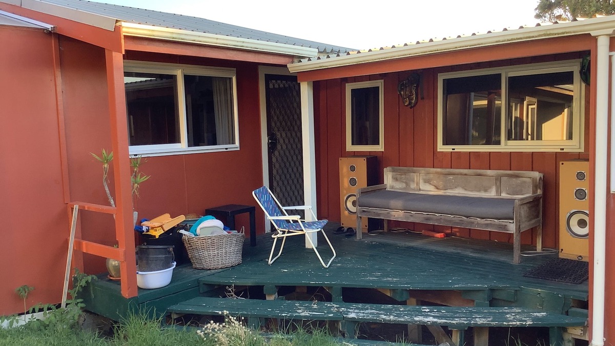 Glinks Gully House | One bedroom unit, over the dunes to the beach