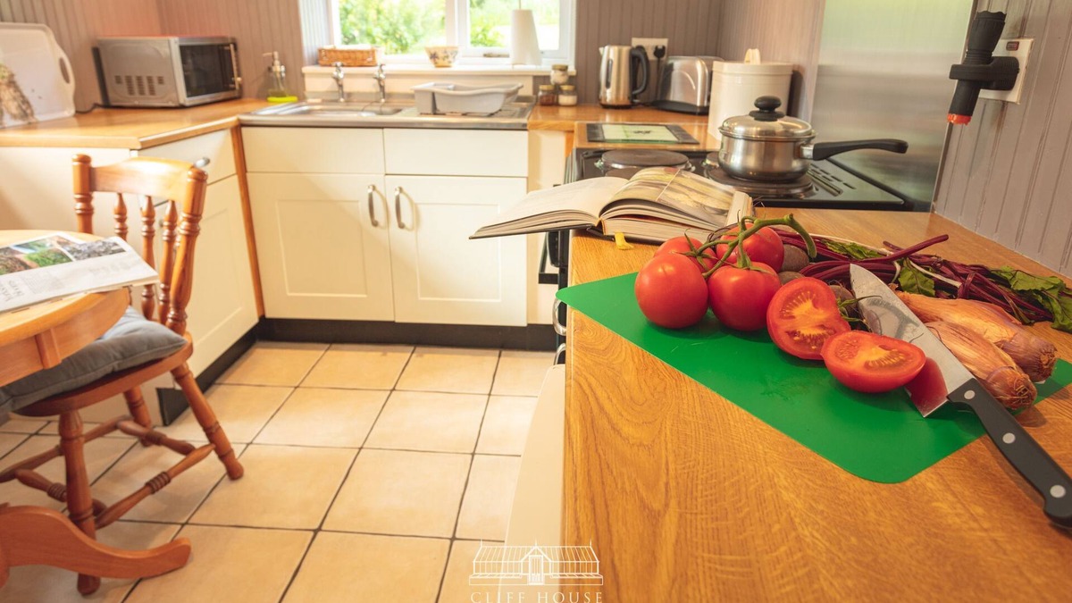 West Heslerton House | One bedroomed holiday cottage that sleeps up to 2, with off road car parking and shared indoor pool