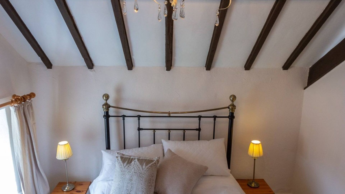 West Heslerton Apartment | One bedroomed holiday cottage that sleeps up to 2, with off road car parking and shared indoor pool