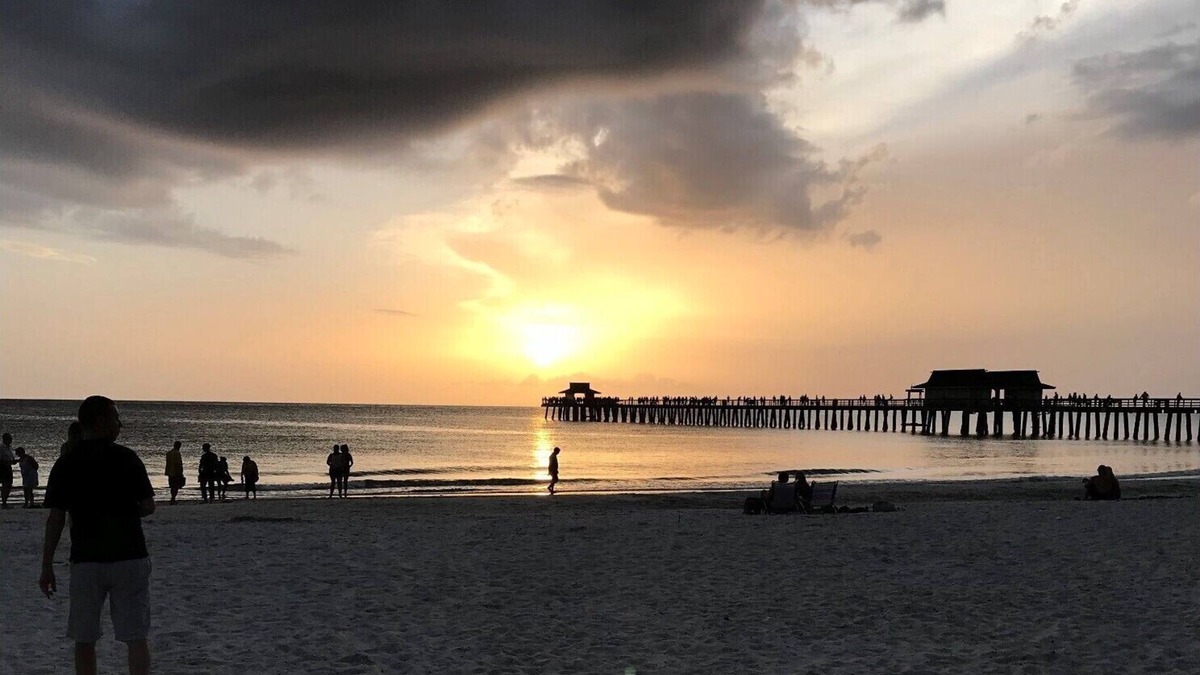 Old Naples Condo | One block to beach and to dining. Best location in Naples !