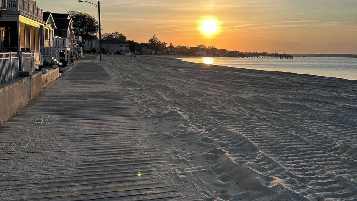 Bayville House | ONE BLOCK TO BEACH. Charming 3-bedroom house with WiFi and AC. Ocean Gate NJ