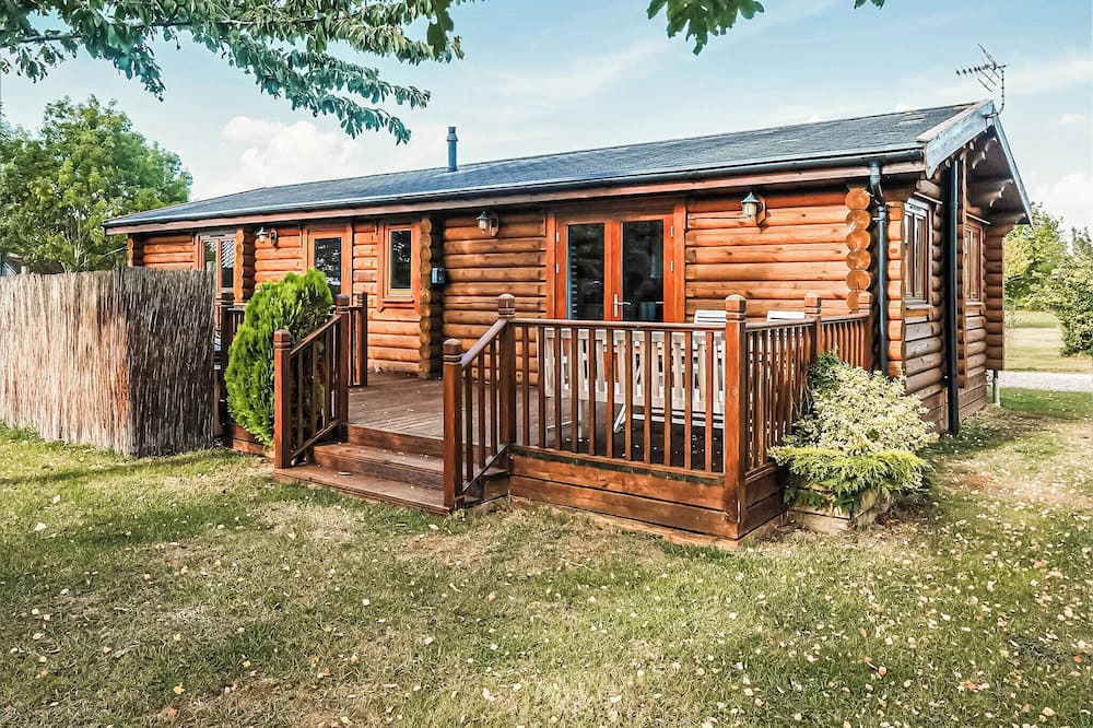 Woodbridge Ski Chalet | One double with en suite shower and one twin.