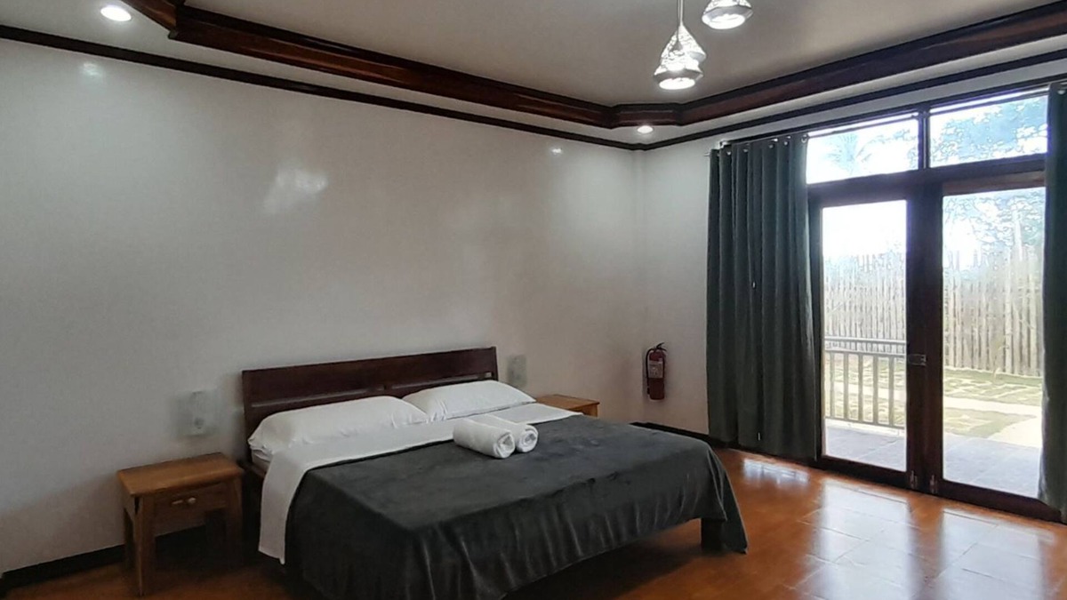 Catangnan Resort | One King Size Bed + Amenities