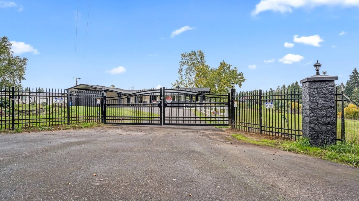 Ridgefield House | One level Home w/hot tub minutes from Ilana Casino on Acreage. Close to freeway