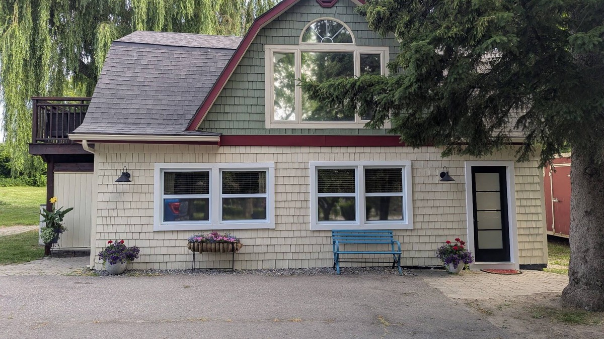 Prince Edward House | One Main Guesthouse-2 King Suites, 2 Bathrooms, 2 Floors, EV Charging