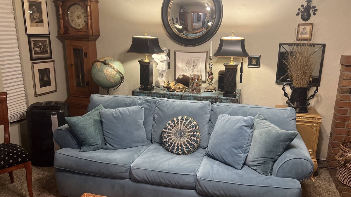 Burlington House | One Mile from I 5 Lovely suite, gas fireplace, air conditioned, dog friendly.