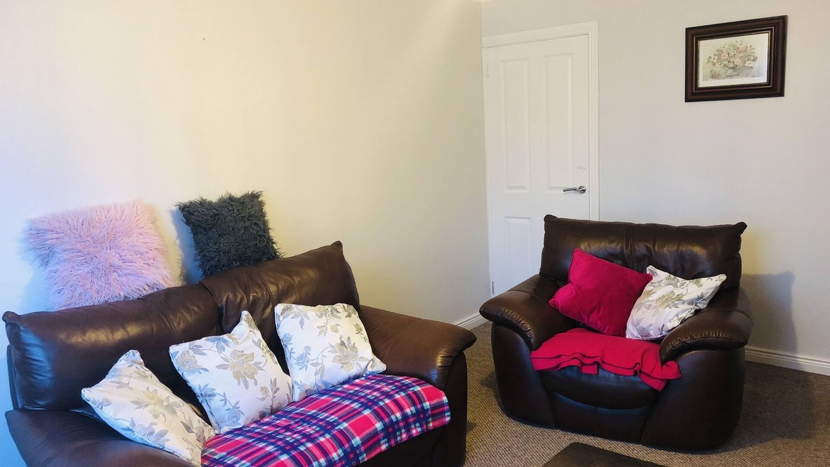 Lisburn House | One min from M1 motorway ☘️ Pets welcome. fur babies need a staycation too 🐶