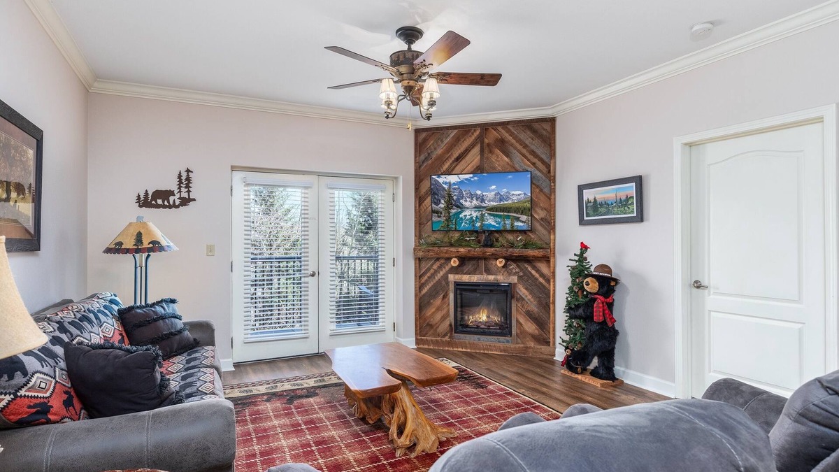 Pigeon Forge Condo | ONE MINUTE OFF PARKWAY BUT VERY PEACEFUL, 3RD FLOOR