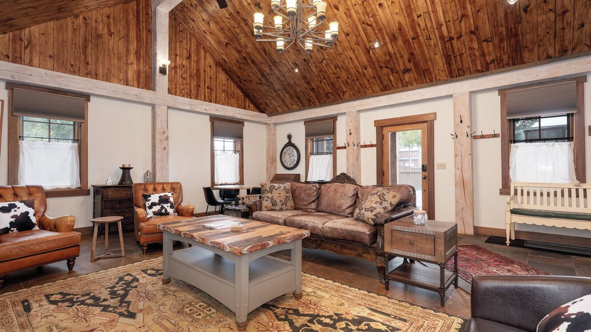 Fraser Cabin | One of a kind 5 bedroom cabin, downtown location,