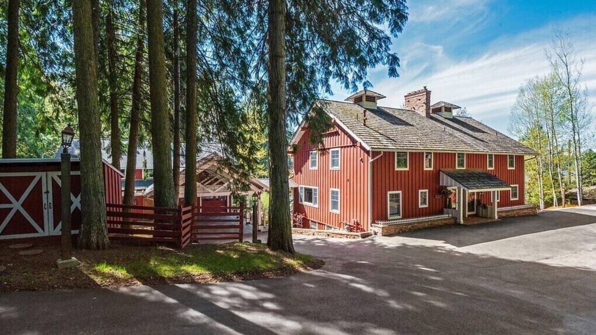 Clarksville House | One of a kind gem- 2 rental units on 1.2 lakefront acres ideal for 2 families