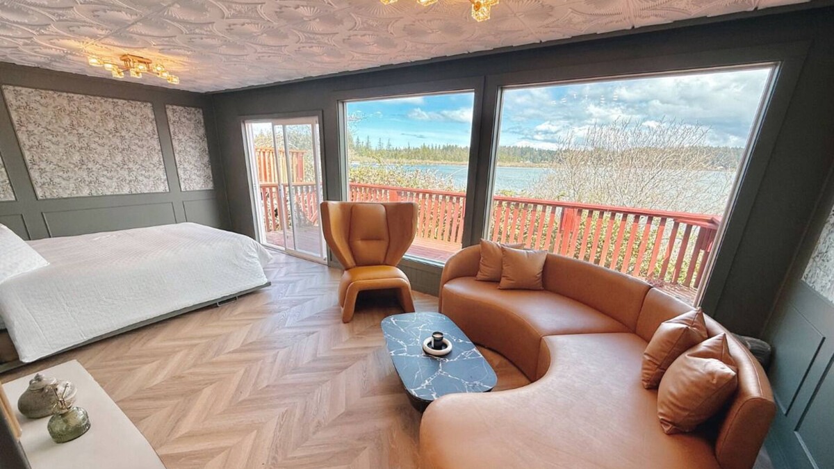 Dunes City Cabin | One of a Kind Lakefront Cabin w/deck & boat ramp