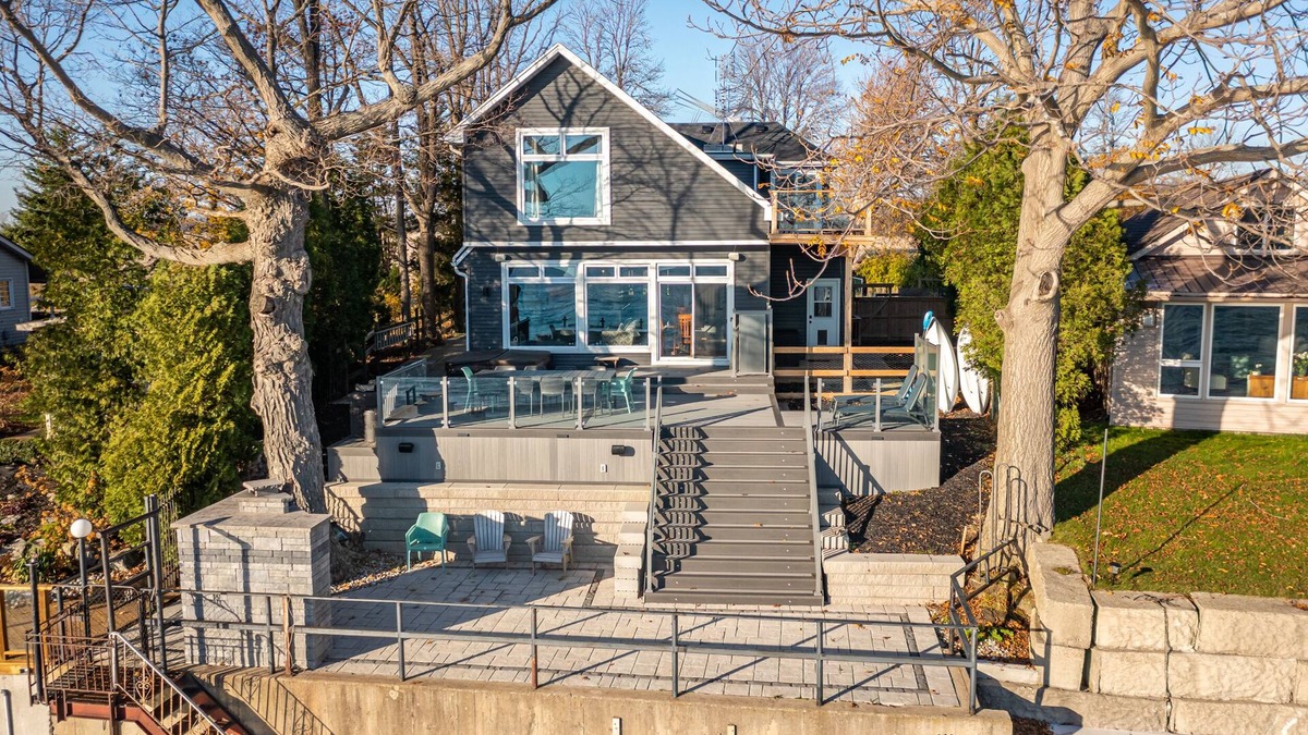 Selkirk Cottage | One of a Kind! Large 5 Bedroom Cottage w/Hot Tub