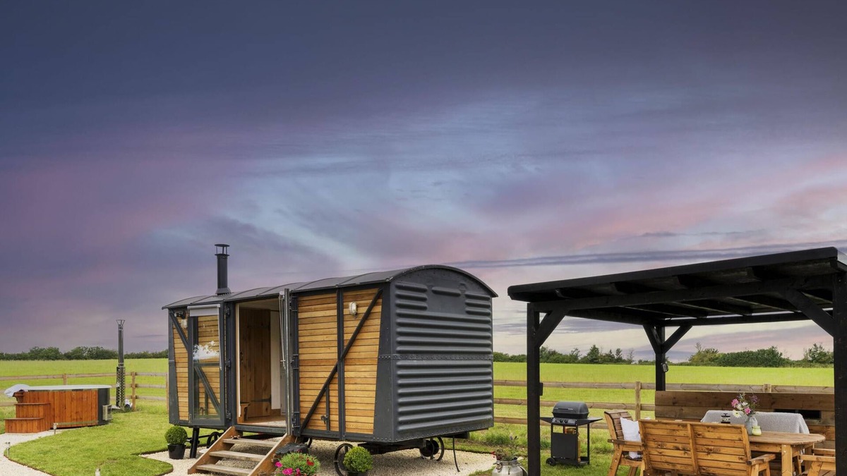 Thame Apartment | One Of A Kind Shepherds Hut With Incredible Views