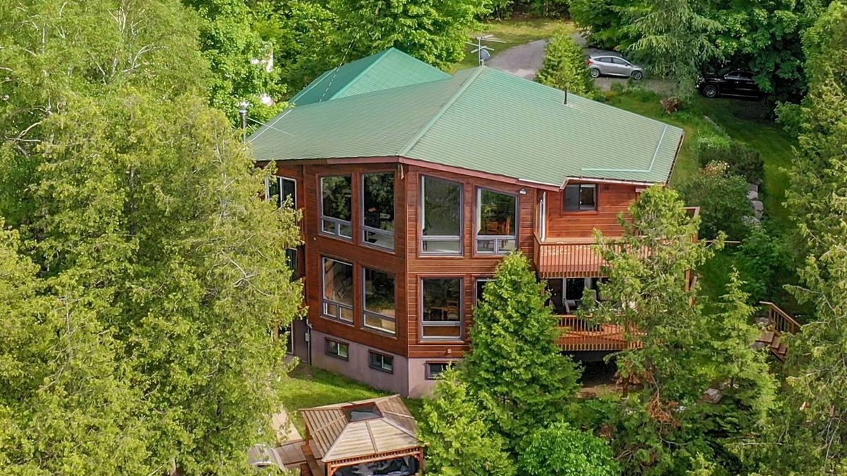 Trent Lakes Cottage | One of a kind, super spacious cottage easily accommodates up to 4 families !