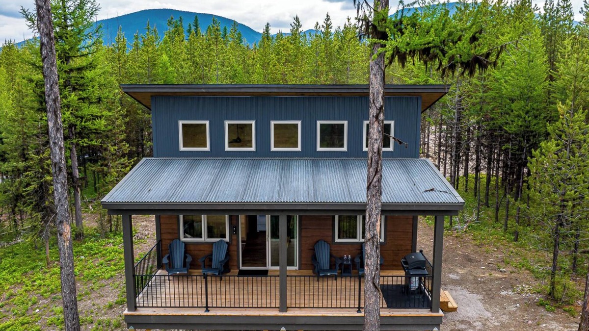 Polebridge Cabin | One of a kind views of Glacier National Park! Canyon Cabin at Thunderbird Ridge.