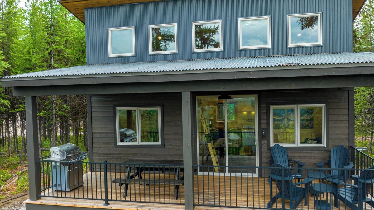 Polebridge Cabin | One of a kind views of Glacier National Park! Elkhorn Cabin at Thunderbird Ridge.