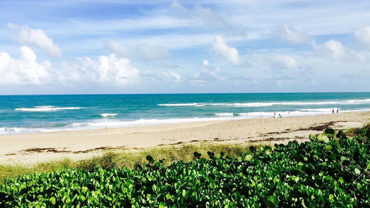 Stuart Condo | One of the best Tennis Villa condos, steps away from the beach!