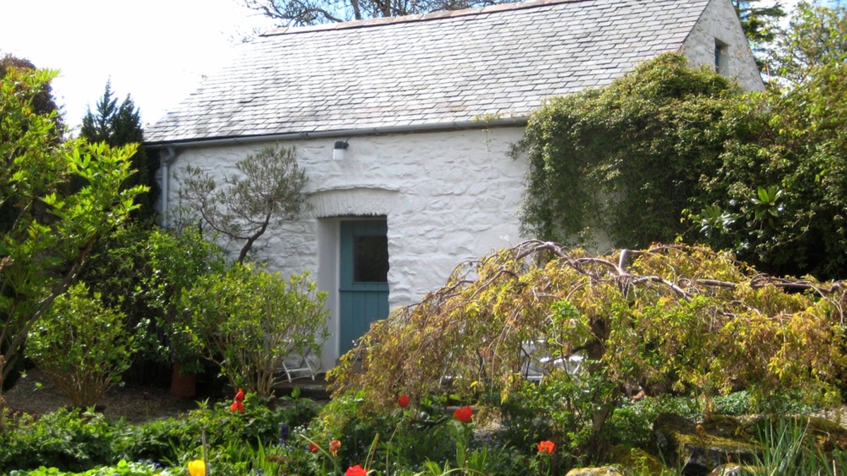 Fishguard Cottage | One Room Cottage 1 mile from the sea set In Dyffryn Fernant Garden