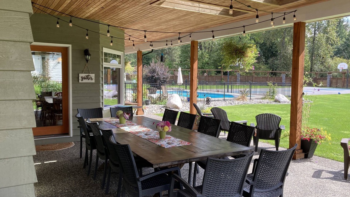 Maple Ridge House | One stop Vacation: Pool, Volleyball and Basketball