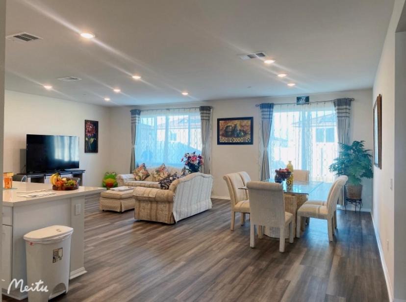 Riverside House | One-Story House Whit 4 Rooms