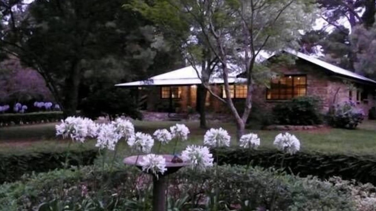 Burradoo House | One The Avenue - a quaint country lane 5 minutes to Bowral