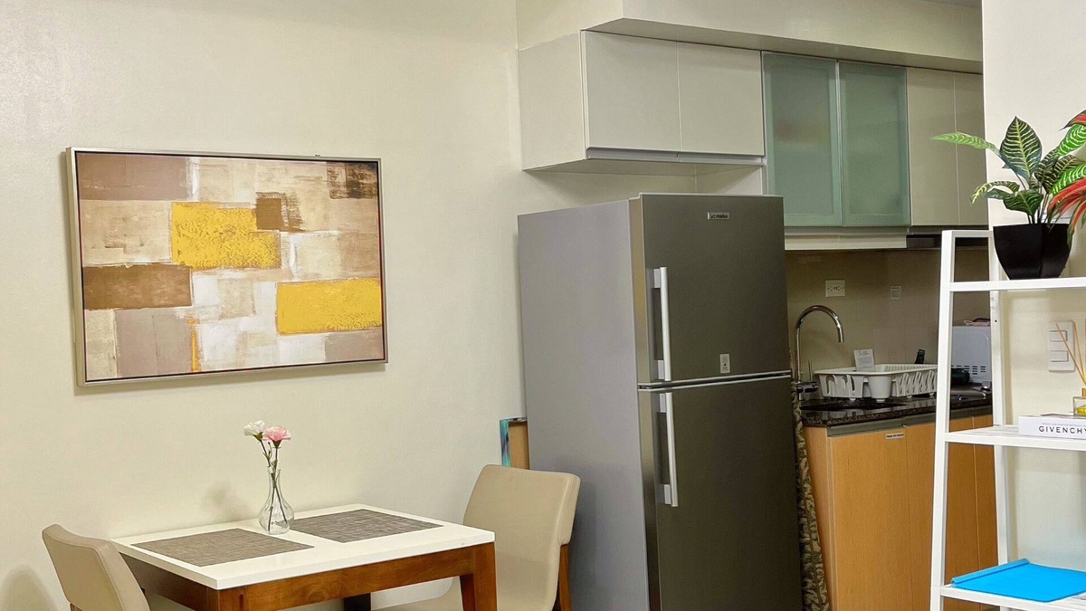 Guadalupe Nuevo Apartment | One Uptown Residence BGC 1BR, Netflix, w/pool use, fast WiFi