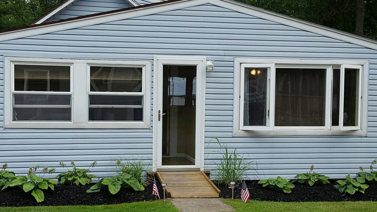 Durhamville Cottage | Oneida Lake Bright and airy South Shore Lakeside Cottage