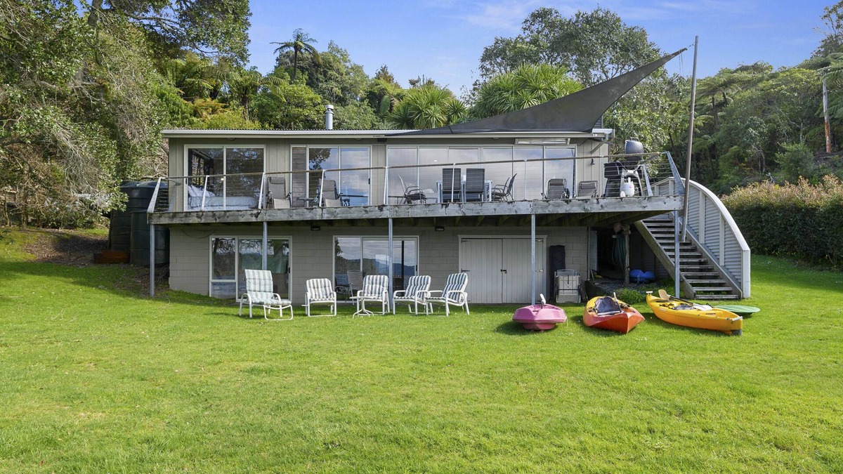 Okere Falls Cottage | Onepoto Bay Lakehouse - Lake Rotoiti Holiday Home