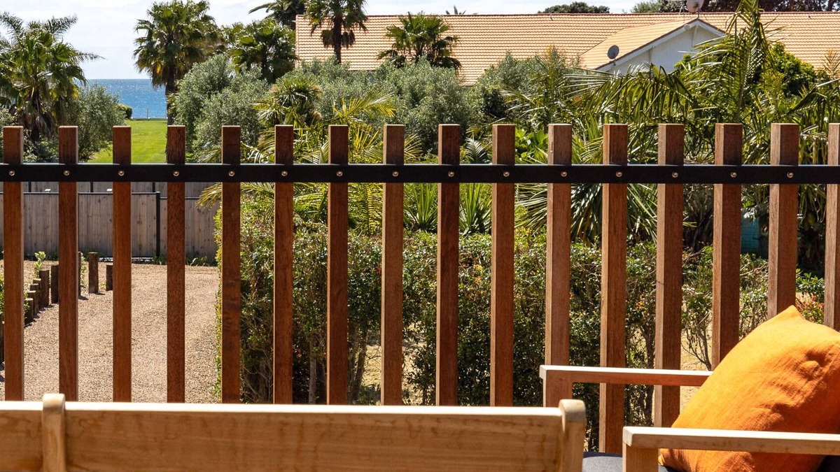Onetangi Apartment | ONETANGI BEACH STAYS APARTMENT | Coast & Country | WINTER DEAL - Stay 3, Pay 2