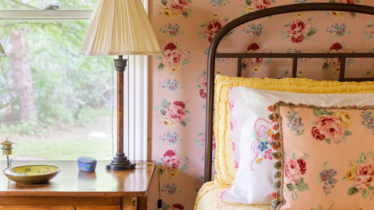 Manchaca House | Onion Creek Cottage in the Heart of Texas!nLovely Sunporch! Charm meets Comfort!